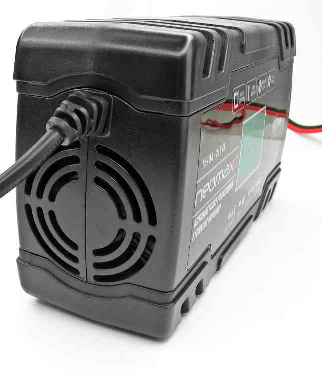 AUTOMATYCZNY PROSTOWNIK SAMOCHODOWY Z FUNKCJĄ NAPRAWY AKUMULATORÓW 12V 24V